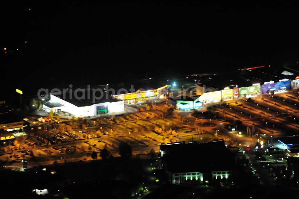 Aerial image at night Schönefeld OT Waltersdorf - Nachtaufnahme: Gewerbegebiet Airport Center Waltersdorf nahe des Autobahndreiecks Waltersdorf, an dem sich die A113 und die A117 treffen. Night Shot: The industrial park Waltersdorf near the highway junction Waltersdorf.