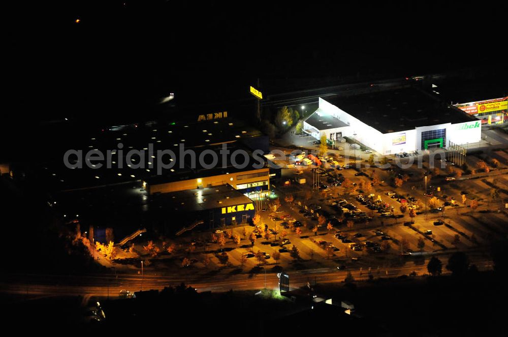 Schönefeld OT Waltersdorf at night from above - Nachtaufnahme: Blick auf das IKEA Einrichtungshaus und die Filiale des Teppich Kibek im Gewerbegebiet Airport Center Waltersdorf in Waltersdorf bei Berlin. Night shot: View of the furniture stores Teppich-Kibek and IKEA in Waltersdorf.