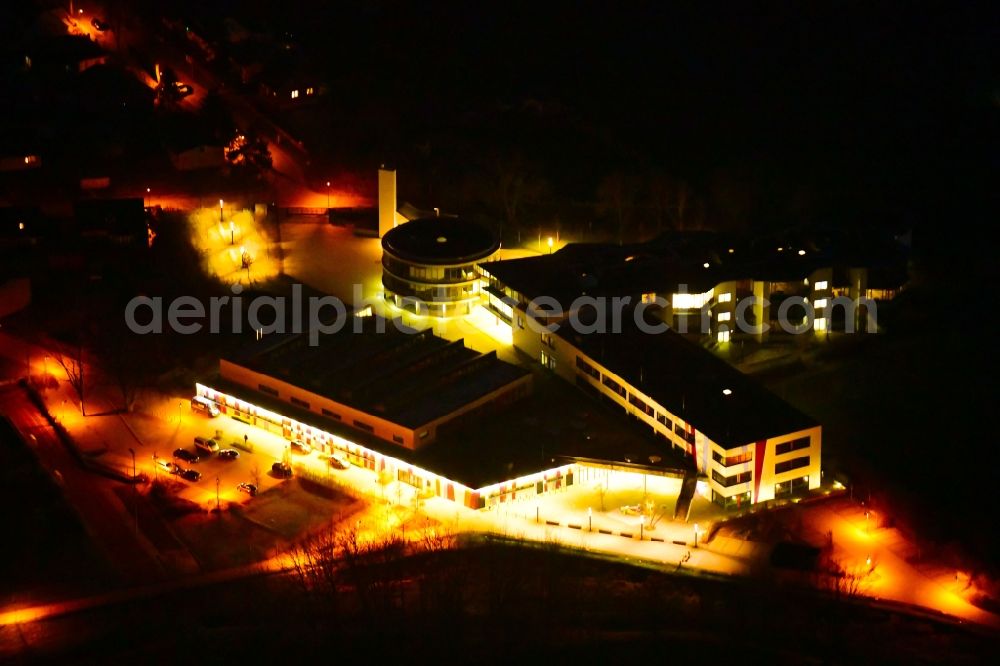 Mühlenbecker Land at night from the bird perspective: Night lighting school building of the Kaethe-Kollwitz-Gesamtschule in the district Muehlenbeck in Muehlenbecker Land in the state Brandenburg, Germany