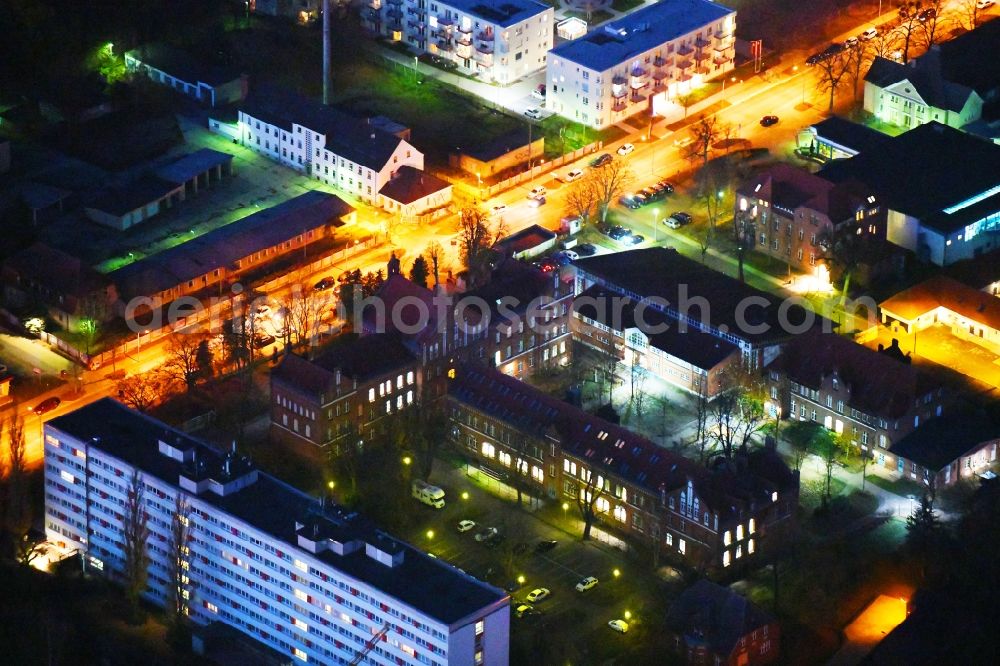 Strausberg at night from the bird perspective: Night lighting School building of the Oberstufenzentrum Maerkisch Oderland in Strausberg in the state Brandenburg, Germany