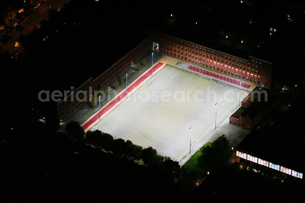 Aerial image at night Berlin - Night lighting school building and sports field Wilhelm-Ostwald-Schule Oberstufenzentrum on street Immenweg in the district Steglitz in Berlin, Germany