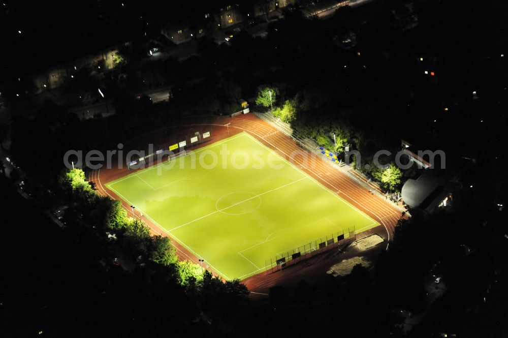 Berlin at night from above - Nachtaufnahme: Sportplatz / Fußballplatz an der Kreuznacher Str. 29 in Berlin-Steglitz. Night shot: Sports area / football ground / soccer field in Berlin-Steglitz.