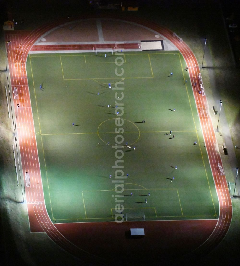 Fürstenwalde/Spree at night from the bird perspective: Night lighting Sports grounds and football pitch of BSG Pneumant Fuerstenwalde e.V. in Fuerstenwalde/Spree in the state Brandenburg, Germany