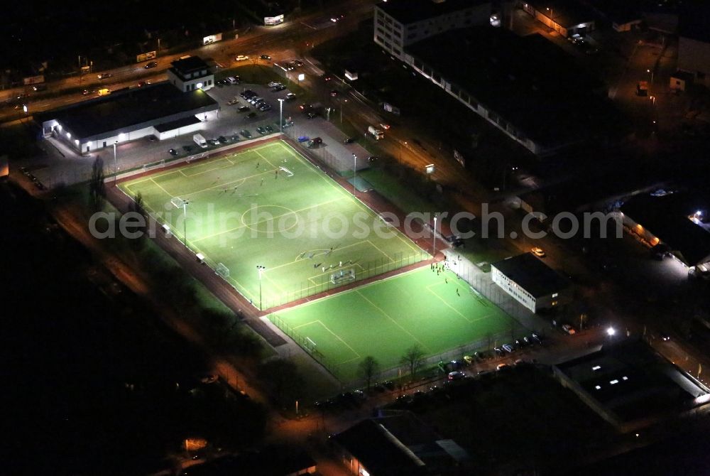 Erfurt at night from the bird perspective: Night lighting Sports grounds and football pitch of SpVgg Eintracht Erfurt 94 e.V. on Wustrower Weg in the district Johannesvorstadt in Erfurt in the state Thuringia, Germany