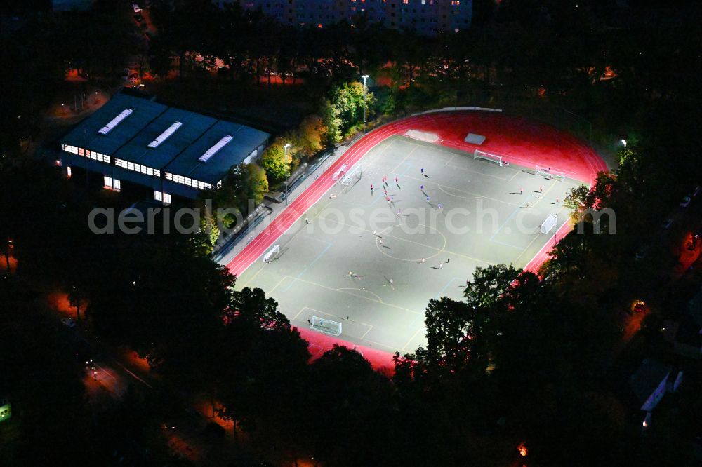 Bernau at night from the bird perspective: Night lighting sports grounds and football pitch TSG Einheit on street Oranienburger Strasse in Bernau in the state Brandenburg, Germany