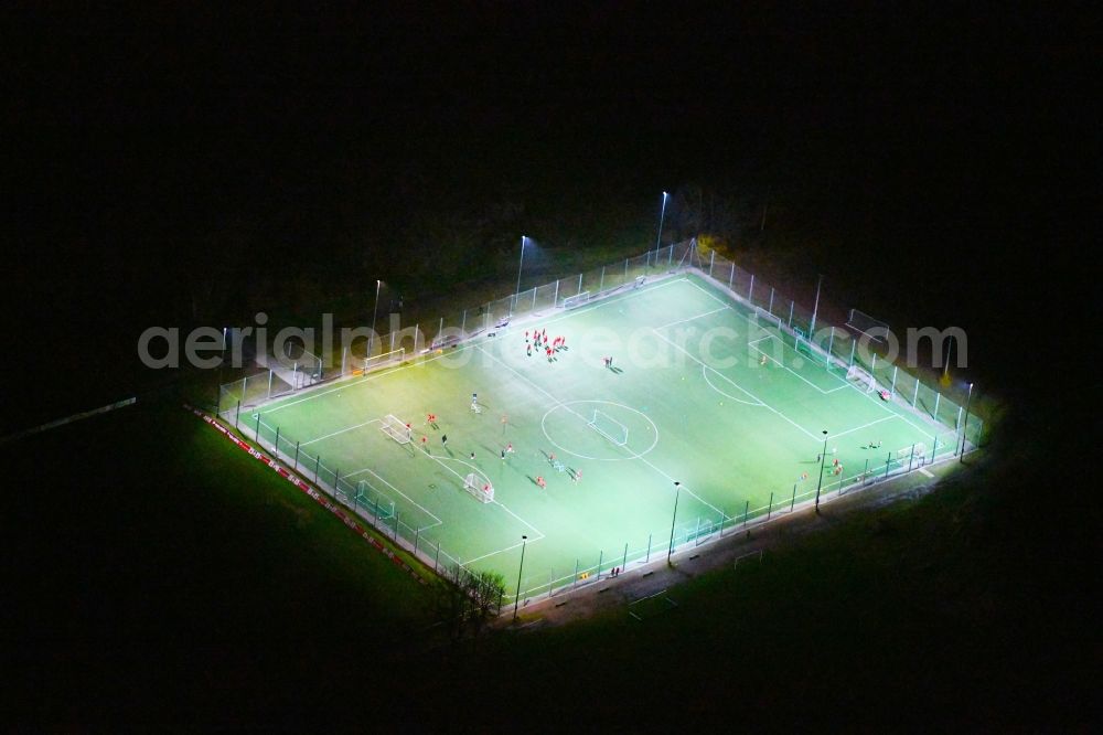 Aerial photograph at night Halle (Saale) - Night lighting Sports grounds and football pitch Zum Saaleblick corner Felsenstrasse in Halle (Saale) in the state Saxony-Anhalt, Germany