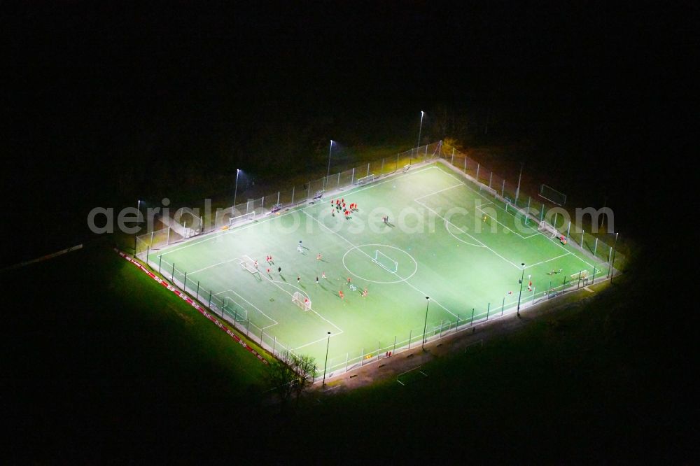 Aerial image at night Halle (Saale) - Night lighting Sports grounds and football pitch Zum Saaleblick corner Felsenstrasse in Halle (Saale) in the state Saxony-Anhalt, Germany