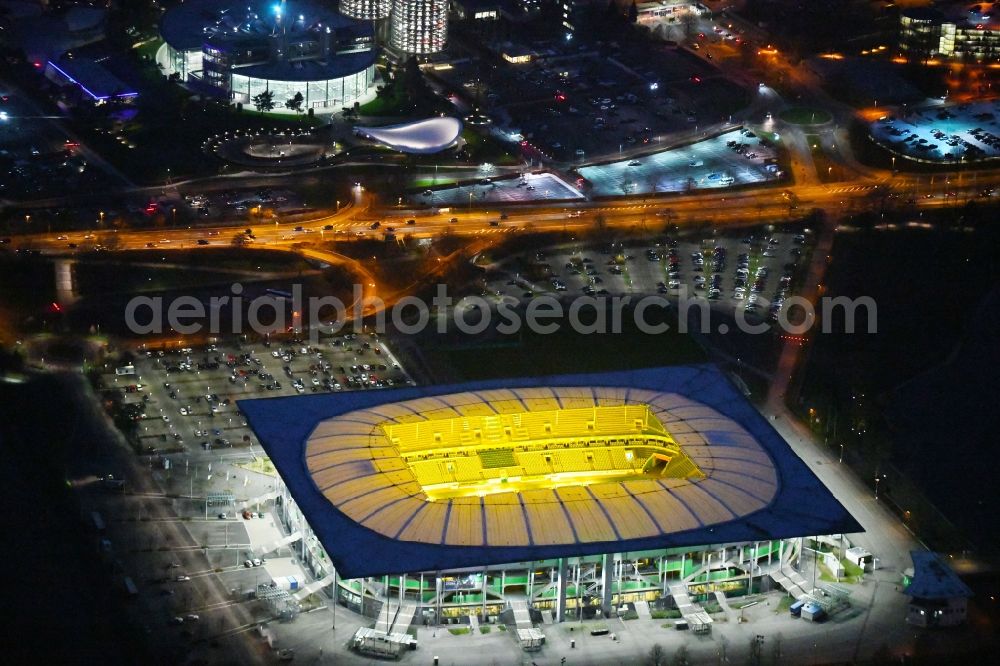 Wolfsburg at night from the bird perspective: Night lighting Grounds of the Arena stadium Volkswagen Arena In den Allerwiesen in the district Sonderbezirk in Wolfsburg in the state Lower Saxony, Germany