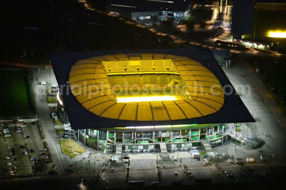 Wolfsburg at night from the bird perspective: Night lighting Grounds of the Arena stadium Volkswagen Arena In den Allerwiesen in the district Sonderbezirk in Wolfsburg in the state Lower Saxony, Germany