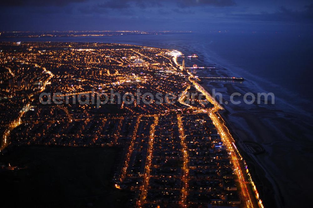 Blackpool at night from above - Nachtluftbild vom Küstenbereich Blackpools an der Irischen See. Night aerial view of the coastal area of Blackpool on the Irish Sea.