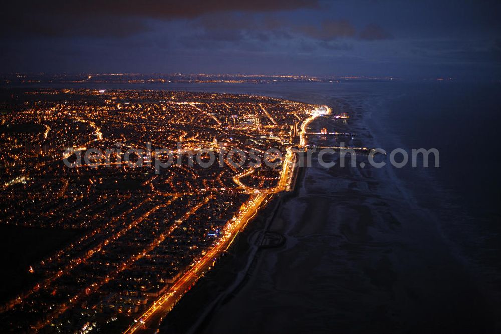 Blackpool at night from the bird perspective: Nachtluftbild vom Küstenbereich Blackpools an der Irischen See. Night aerial view of the coastal area of Blackpool on the Irish Sea.