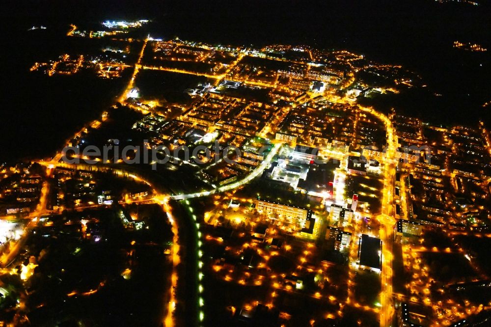 Aerial photograph at night Hoyerswerda - Night lighting city view on down town in Hoyerswerda in the state Saxony, Germany