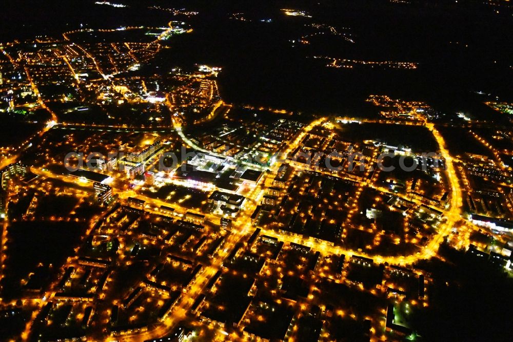 Aerial photograph at night Hoyerswerda - Night lighting city view on down town in Hoyerswerda in the state Saxony, Germany