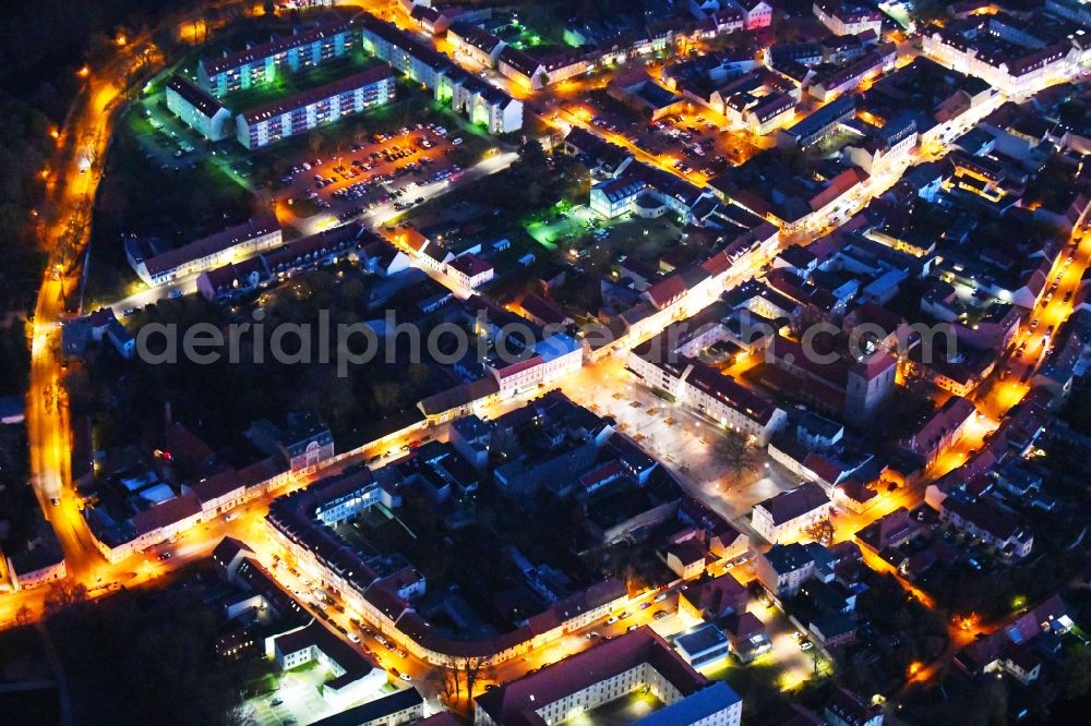 Strausberg at night from the bird perspective: Night lighting City view of downtown area on Markt along the Grossen Strasse in Strausberg in the state Brandenburg, Germany