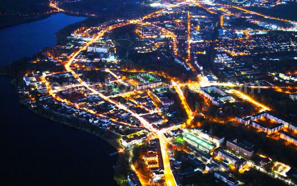 Strausberg at night from the bird perspective: Night lighting City view of downtown area on Markt along the Grossen Strasse in Strausberg in the state Brandenburg, Germany