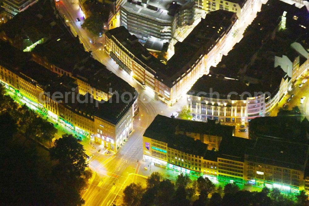 Bremen at night from the bird perspective: Night lighting City view of downtown area Soegestrasse - Am Wall - Herdentor in the district Mitte in Bremen, Germany