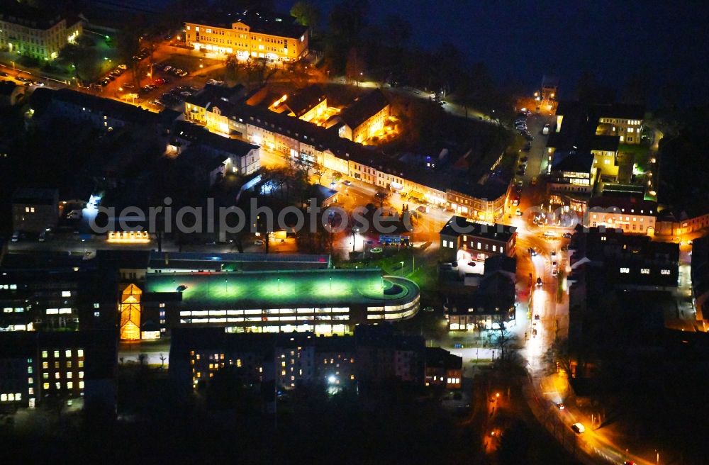 Strausberg at night from the bird perspective: Night lighting City view of downtown area on Ufer of Stausee in Strausberg in the state Brandenburg, Germany