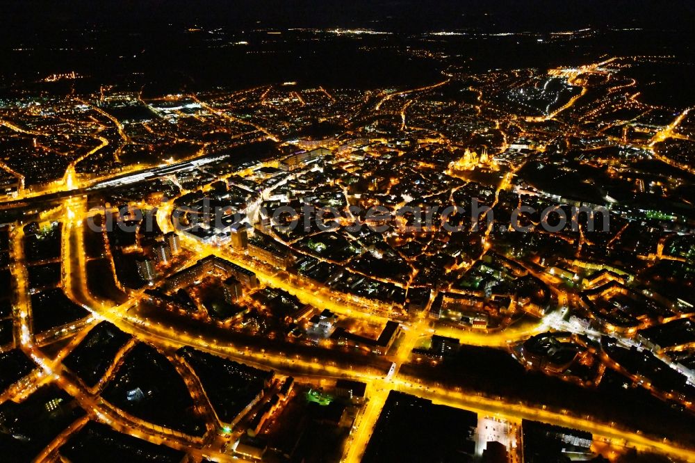 Erfurt at night from the bird perspective: Night lighting City view of downtown area on Central Station with district Kraempfervorstadt in Erfurt in the state Thuringia, Germany