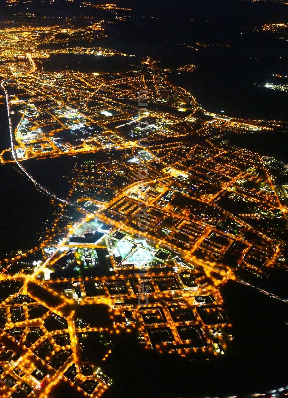 Aerial photograph at night Potsdam - Night lighting outskirts residential Kirchsteigfeld in Potsdam in the state Brandenburg, Germany