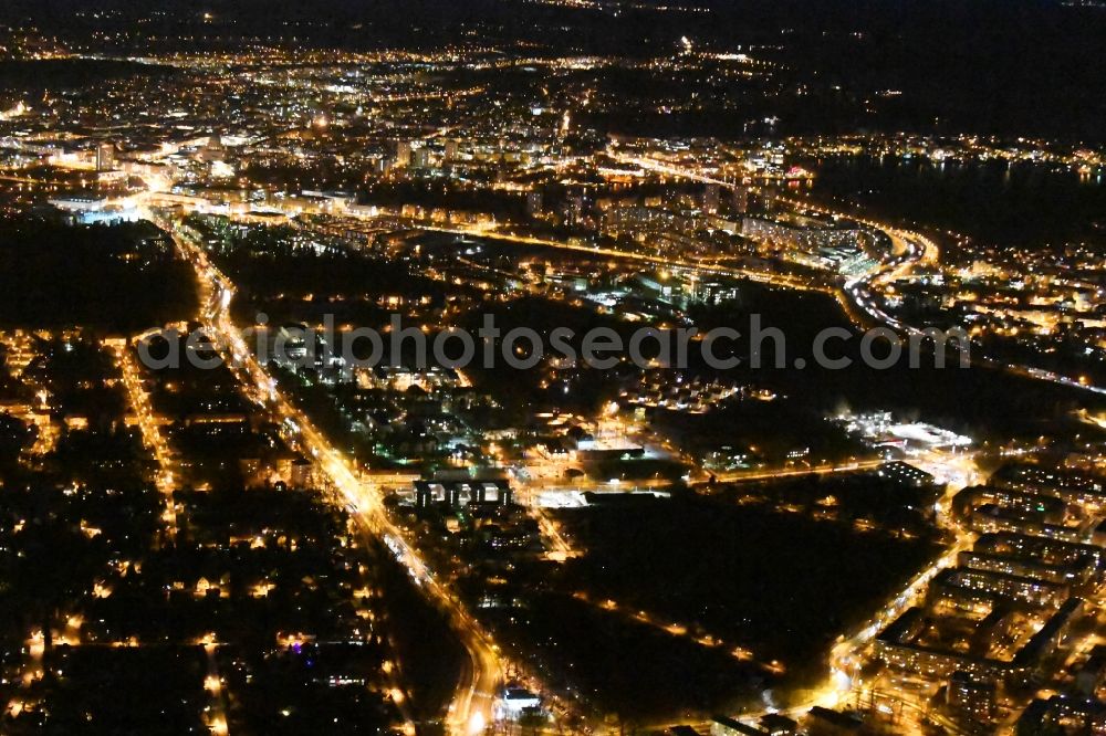 Aerial image at night Potsdam - Night view district Am Schlaatz Heinrich-Mann-Allee - Nuthestrasse in the city in the district Potsdam Sued in Potsdam in the state Brandenburg