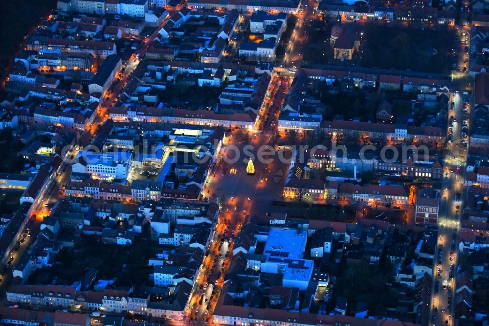 Neuruppin at night from the bird perspective: Night lighting The city center in the downtown area on Schulplatz in Neuruppin in the state Brandenburg, Germany