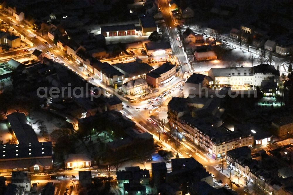 Aerial image at night Werder (Havel) - Night view of city center in the downtown area Torstrasse - Baderstrasse - Am Markt in Werder (Havel) in the state Brandenburg