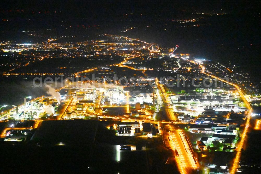 Aerial photograph at night Priesteritz - Night lighting chemical agro-park Priesteritz of SKW Stickstoffwerke Priesteritz GmbH in Saxony-Anhalt