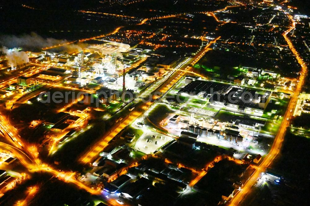 Priesteritz at night from the bird perspective: Night lighting chemical agro-park Priesteritz of SKW Stickstoffwerke Priesteritz GmbH in Saxony-Anhalt