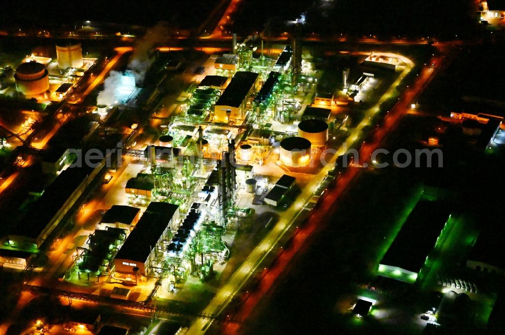 Aerial photograph at night Apollensdorf - Night lighting chemical agro-park Priesteritz of SKW Stickstoffwerke Priesteritz GmbH in Saxony-Anhalt