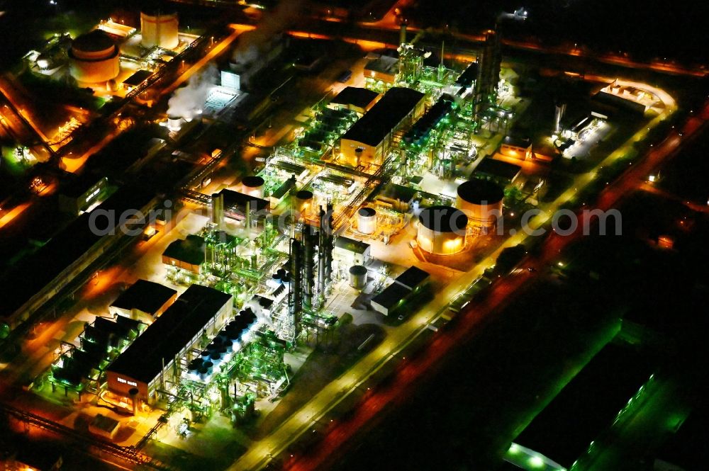 Aerial image at night Apollensdorf - Night lighting chemical agro-park Priesteritz of SKW Stickstoffwerke Priesteritz GmbH in Saxony-Anhalt