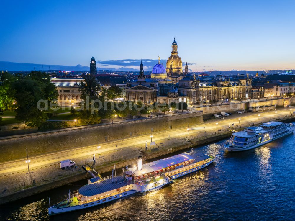 Dresden at night from the bird perspective: Night lighting road bridge structure Augustus Bridge over the river banks of the Elbe in the district Altstadt in Dresden in the federal state of Saxony, Germany