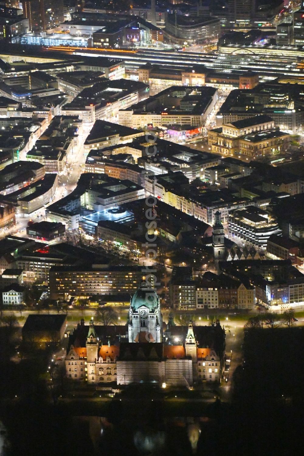 Hannover at night from the bird perspective: Night lighting Street guide of famous promenade and shopping street Bahnhofstrasse in Hannover in the state Lower Saxony, Germany