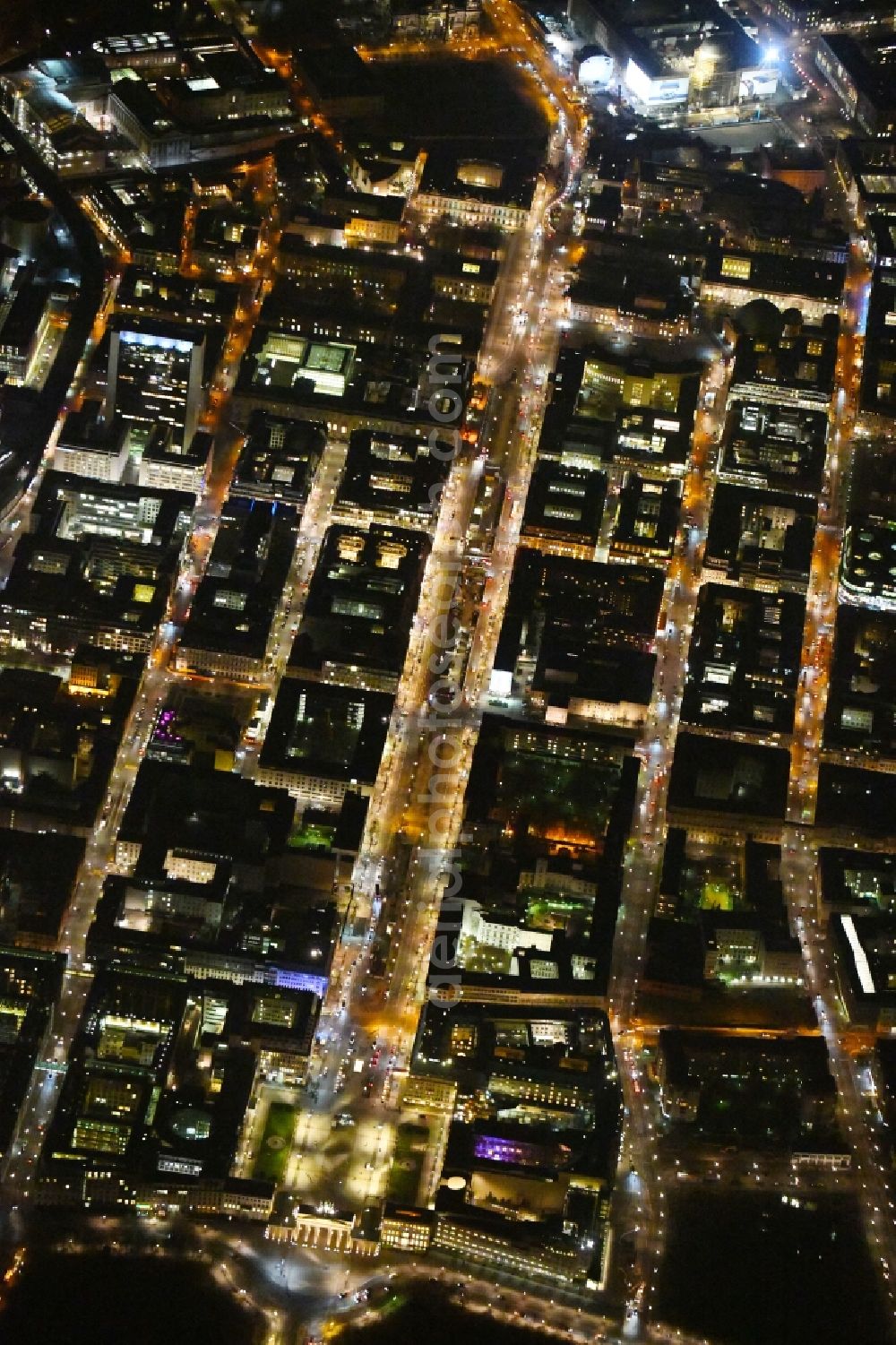 Berlin at night from the bird perspective: Night lighting Street guide of famous promenade and shopping street Brandenburger Tor - Pariser Platz - Unter den Linden in the district Mitte in Berlin, Germany