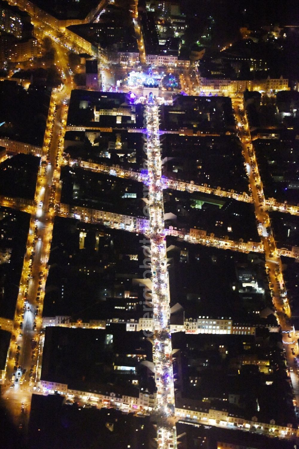 Potsdam at night from the bird perspective: Night view street guide of famous promenade and shopping street Luisenplatz - Brandenburger Strasse - Am Bassinplatz in Potsdam in the state Brandenburg