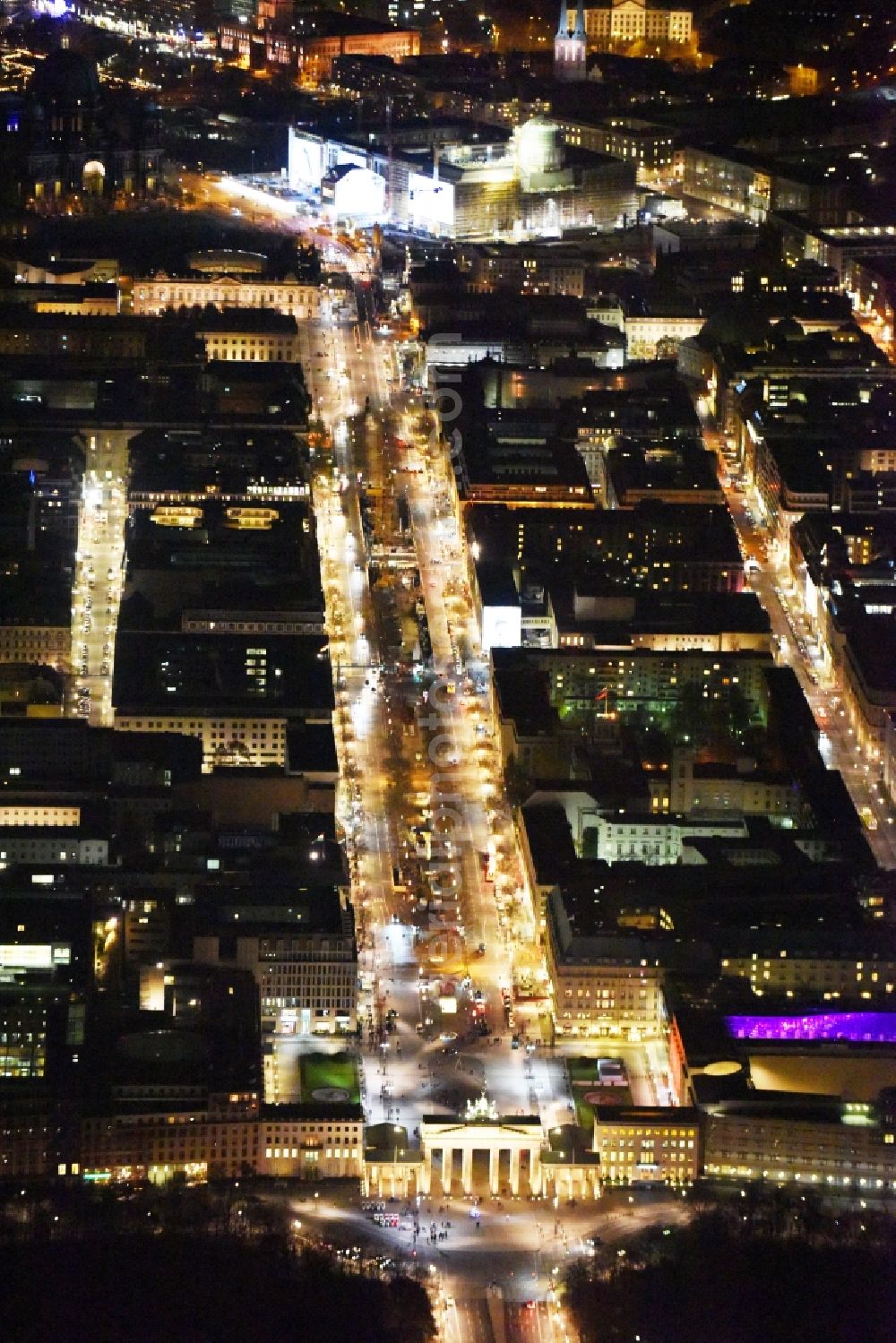 Berlin at night from the bird perspective: Street guide of famous promenade and shopping street Unter den Linden with place Pariser Platz and gate Brandenburger Tor in Berlin