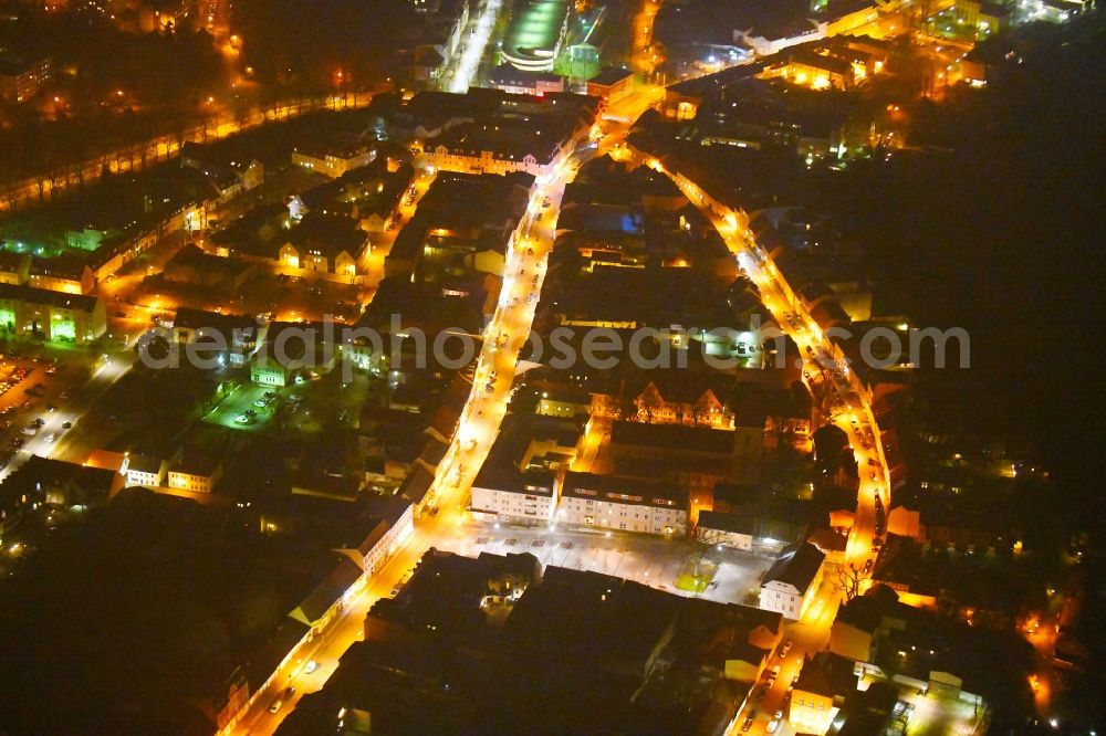 Strausberg at night from the bird perspective: Night lighting Street guide of promenade and shopping street Grosse Strasse in Strausberg in the state Brandenburg, Germany