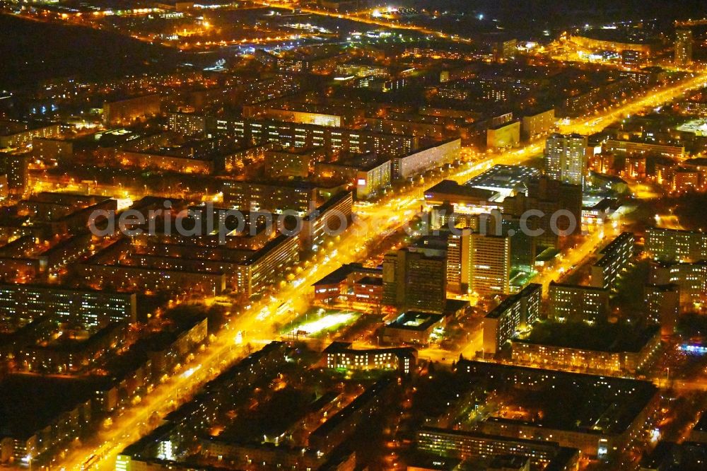 Halle (Saale) at night from the bird perspective: Night lighting Street - road guidance Magistrale Halle- Neustadt in the district West in Halle (Saale) in the state Saxony-Anhalt, Germany