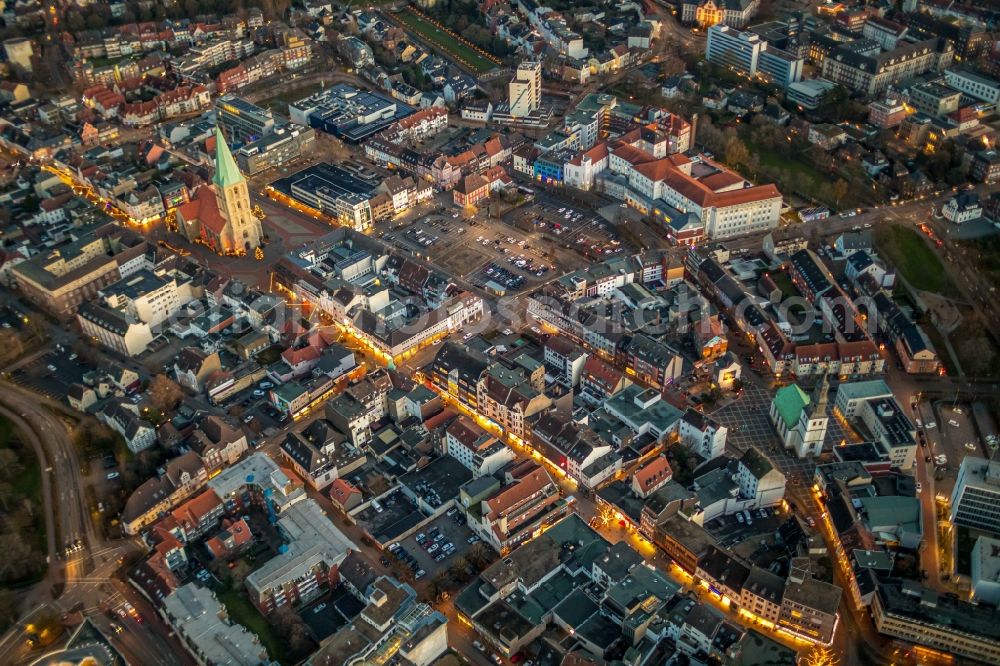 Hamm at night from the bird perspective: Night lighting street guide of famous promenade and shopping street Weststrasse in Hamm in the state North Rhine-Westphalia, Germany