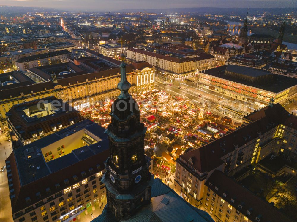 Dresden at night from the bird perspective: Night lights and lighting sales and snack stands and trading booths at the Striezelmarkt on the Altmarkt in Dresden in the federal state of Saxony, Germany