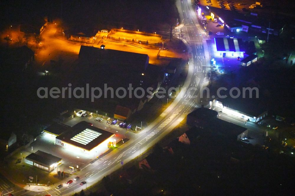 Fürstenwalde/Spree at night from the bird perspective: Night lighting Gas station for sale of petrol and diesel fuels and mineral oil trade Ahell in front Aral along the Saarower Chaussee in Fuerstenwalde/Spree in the state Brandenburg, Germany