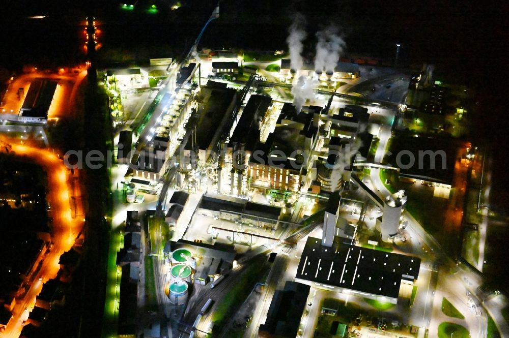 Aerial image at night Bernburg (Saale) - Night lighting technical facilities in the industrial area of Industriepark Solvay in Bernburg (Saale) in the state Saxony-Anhalt, Germany