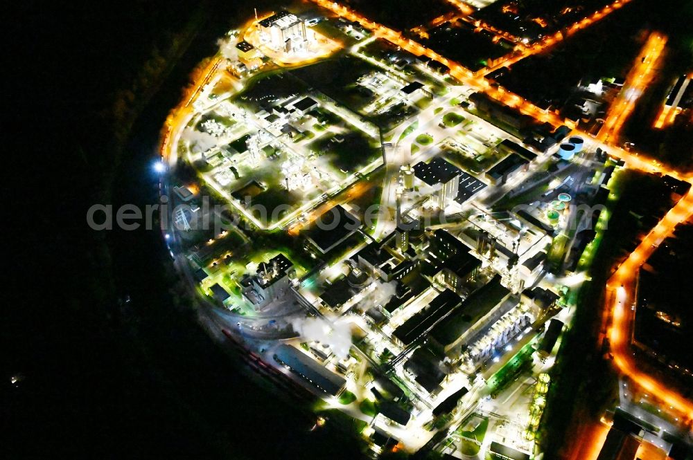 Aerial image at night Bernburg (Saale) - Night lighting technical facilities in the industrial area of Industriepark Solvay in Bernburg (Saale) in the state Saxony-Anhalt, Germany