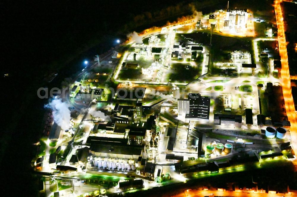 Aerial photograph at night Bernburg (Saale) - Night lighting technical facilities in the industrial area of Industriepark Solvay in Bernburg (Saale) in the state Saxony-Anhalt, Germany