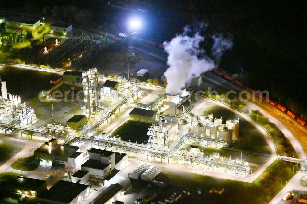 Bernburg (Saale) at night from above - Night lighting technical facilities in the industrial area of Industriepark Solvay in Bernburg (Saale) in the state Saxony-Anhalt, Germany