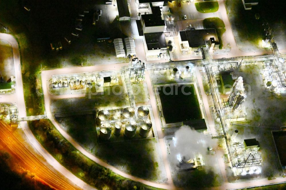 Aerial photograph at night Bernburg (Saale) - Night lighting technical facilities in the industrial area of Industriepark Solvay in Bernburg (Saale) in the state Saxony-Anhalt, Germany