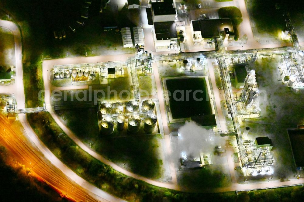 Aerial image at night Bernburg (Saale) - Night lighting technical facilities in the industrial area of Industriepark Solvay in Bernburg (Saale) in the state Saxony-Anhalt, Germany