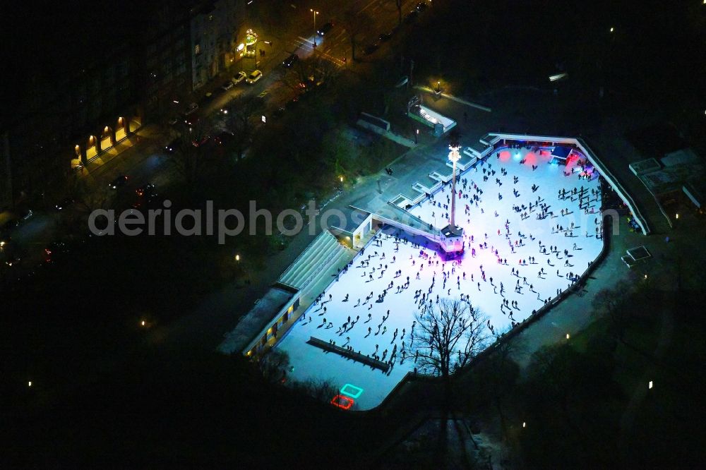 Aerial photograph at night Hamburg - Night lighting participants of the sporting event EisArena Hamburg at the event area Am Holstenwall in the district Sankt Pauli in Hamburg, Germany