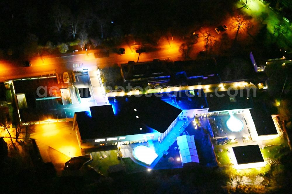 Aerial photograph at night Thale - Night lighting spa and swimming pools at the swimming pool of the leisure facility Bodethal in Thale in the state Saxony-Anhalt, Germany