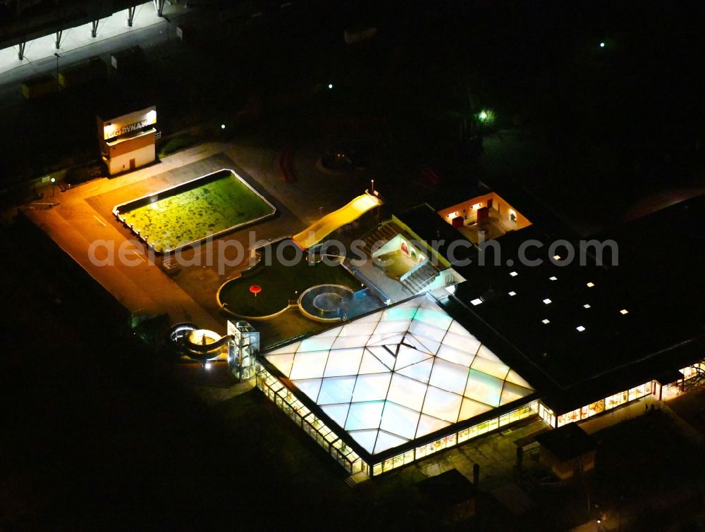 Dresden at night from the bird perspective: Night lighting Spa and swimming pools at the swimming pool of the leisure facility Georg-Arnhold-Bad of the Dresdner Baeder GmbH with sauna in Dresden in the state Saxony