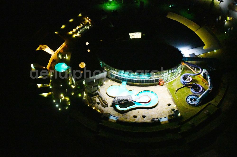 Aerial photograph at night Hohenfelden - Night lighting Spa and swimming pools at the swimming pool of the leisure facility in Hohenfelden in the state Thuringia, Germany